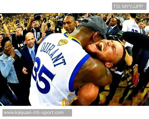 库里赞扬队友表现出色强调团队合作的重要性与团结精神